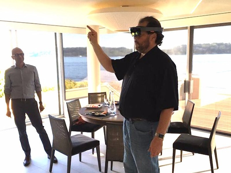  CEO Salesforce тестирует Microsoft Hololens с СЕО Microsoft Сатьей Наделла