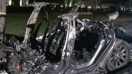 Следователи подтвердили, что сгоревшая в США Tesla не могла рулить самостоятельно