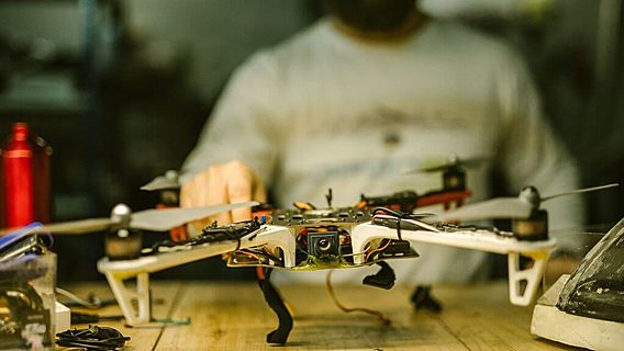 Можно ли угнать коптер с гамбургером? Dronex о том, как делают курьерские дроны и доставляют в Минске 