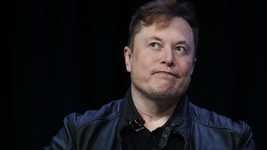 Tesla потеряла почти половину капитализации за полгода из-за «цирка», который устроил Маск