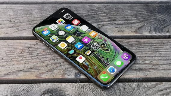 Пользователь встроил в iPhone XS боковой сканер отпечатков пальцев