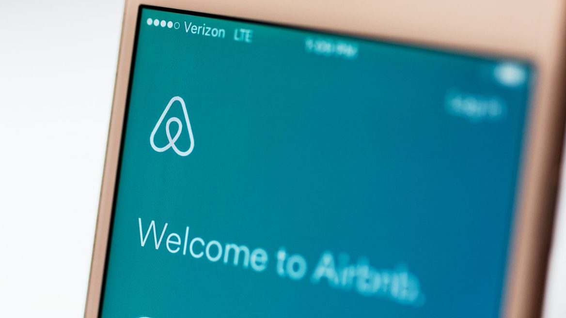 Airbnb сокращает 25% штата