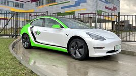 У каршеринга Hello появилась Tesla. На ней можно ездить за 89 копеек в минуту