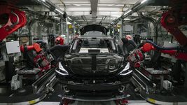 Экс-работник Tesla отсудил у компании $137 млн