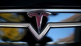 Tesla отчиталась о рекордном квартале и начала активировать полноценный автопилот