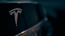 Tesla провела самые массовые увольнения и закрыла все вакансии, а теперь открыла почти тысячу