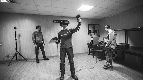 «Зарядила тимлиду пальцем в глаз». Минчане делают командную VR-игру по принципу квеструма 