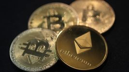 У биткоина самое драматичное падение за три месяца, дешевеет и Ethereum