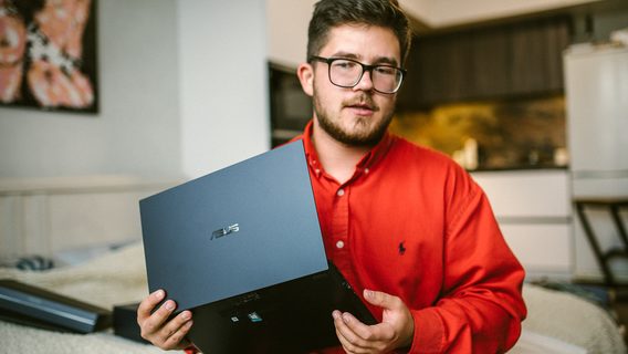 Весит – килограмм, работает – сутки, может – многое. ASUS ExpertBook B9400