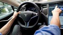 Tesla в режиме автопилота врезалась в полицейскую машину