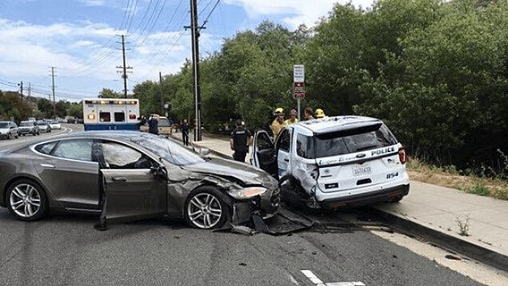 Автопилот Tesla «привёз» водителя в полицейскую машину 