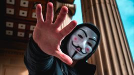 Anonymous объявили Маску войну, тот в ответ выложил весёлые смайлики