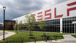 Сотрудники завода Tesla боятся ходить в туалет и говорят, что с ними обращаются, как с роботами