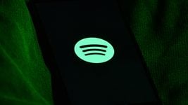 Spotify устраивает пышные вечеринки, а потом тысячами увольняет людей, потому что нужно экономить