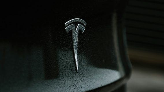 Маск сбросил акции Tesla на $7,5 млрд и получил иск за инсайдерскую торговлю