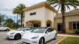 Сервис проката Hertz продаст 20 тысяч электрокаров, заменит бензиновыми — их проще ремонтировать