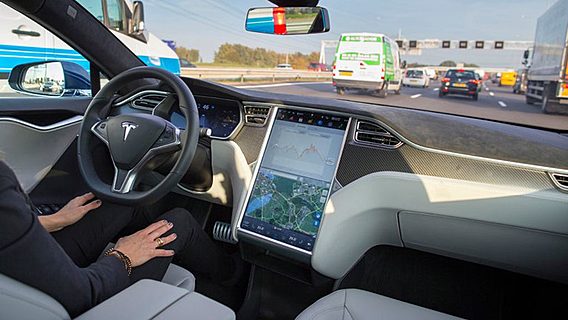 Первая жертва: самоуправляемая Tesla врезалась в грузовик со смертельным исходом 