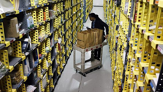 Amazon нанимает 100 тысяч новых сотрудников