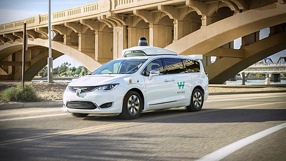 Waymo запустила коммерческий такси-сервис с самоуправляемыми авто 