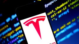 Бывшие сотрудники судятся с Tesla из-за сокращения