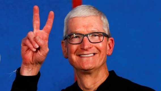 Тим Кук получил более 5 млн акций Apple