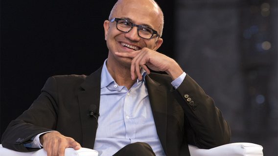 CEO Microsoft продал около половины своих акций