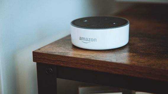 Amazon сокращает сотни человек в подразделении голосового ассистента Alexa