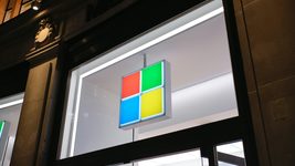 Microsoft во всю готовила макбуки, офисы и огромные зарплаты, чтобы встречать сотни уволившихся из OpenAI. Сотрудники негодуют, ведь наём заморожен