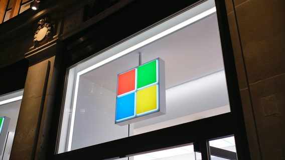 Microsoft во всю готовила макбуки, офисы и огромные зарплаты, чтобы встречать сотни уволившихся из OpenAI. Сотрудники негодуют, ведь наём заморожен