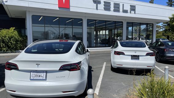 Tesla может лишиться права на работу и продажу авто в Калифорнии