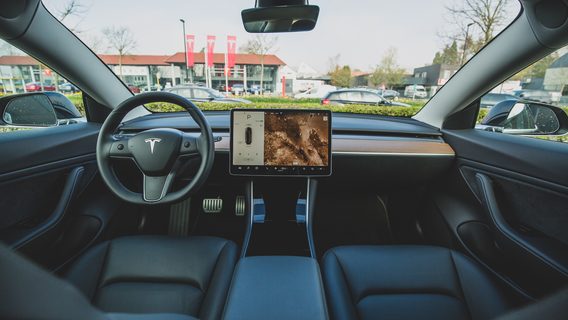 Студенты хакнули Tesla и получили доступ к платным функциям