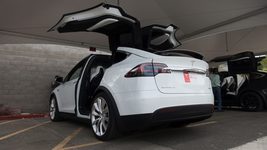 Беспилотник Tesla сбил пятерых полицейских, те подали в суд