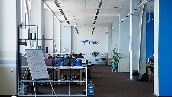 Необычно: ITRex сокращает с выплатами за три месяца и хочет нанять опять