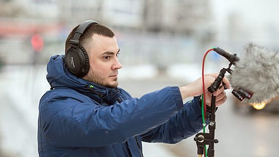 «Запись со свиньёй очень популярна — для озвучивания чудовищ». Как саунд-дизайнер «добывает» звуки для игр 