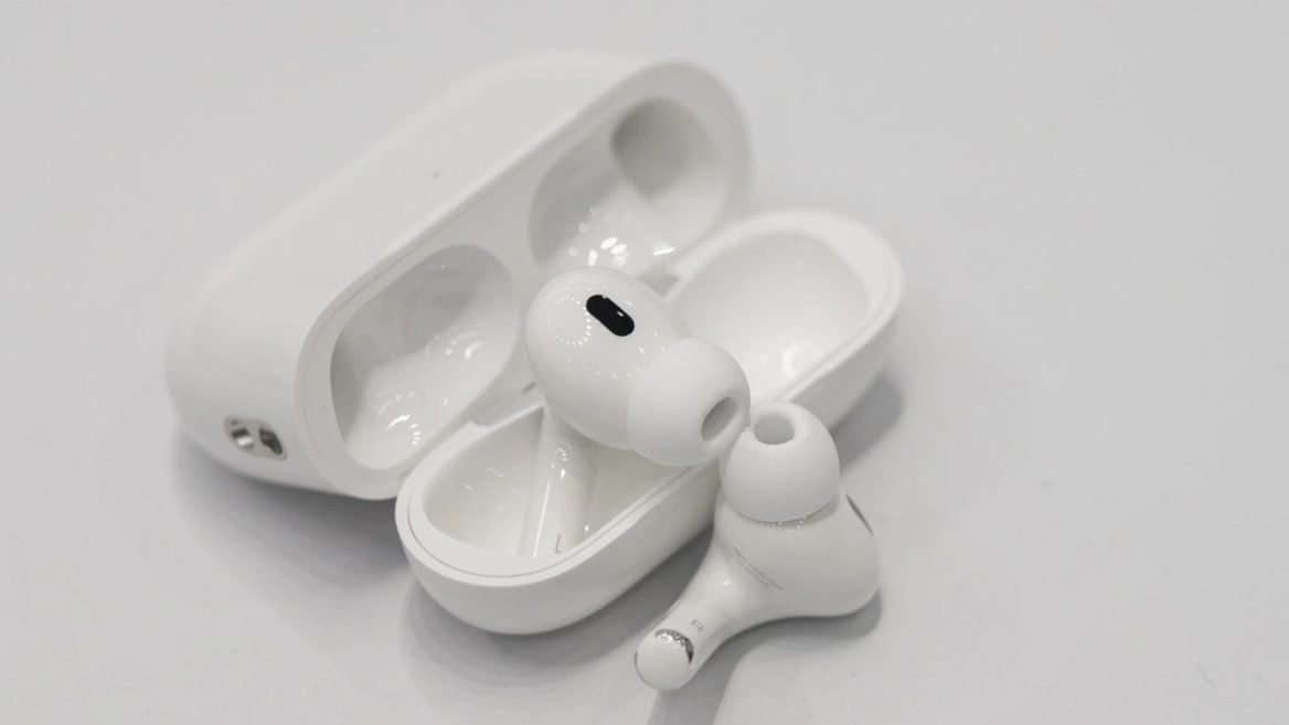 Індыйскія распрацоўшчыкі ўзламалі AirPods каб дапамагчы бабулям са слыхавымі апаратамі