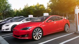 Tesla получила огромный штраф — замедляла зарядку электрокаров 