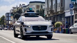 Беспилотники Waymo оказались безопаснее человека за рулём