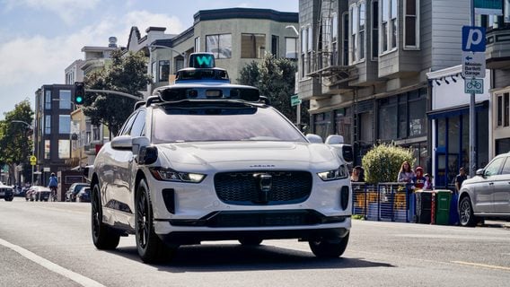 Беспилотники Waymo оказались безопаснее человека за рулём