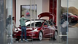 Tesla отложила старт международных продаж Model 3 на 2019 год 