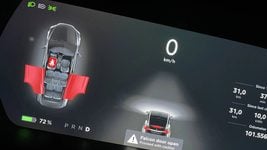 Что получится, если ехать на Tesla с открытой дверью-крылом