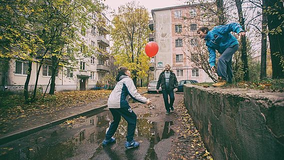 «Процесс входа уродлив: тебя оценивают по интерфейсу — что написано в CV, сколько ты стоишь и весишь». Как инженер и художник пришёл в ИТ визуализировать данные