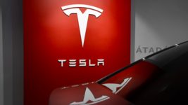 В Китае женщина залезла на крышу Tesla и стыдила бренд за тормоза