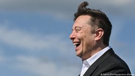 Tesla снова начнёт принимать биткоины, но при одном условии