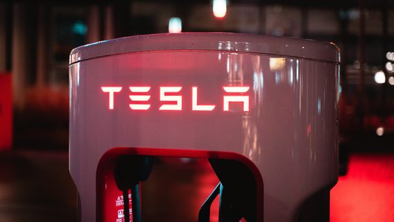 Tesla потеряла двух ключевых топ-менеджеров. Люди узнавали об увольнении по деактивированным пропускам