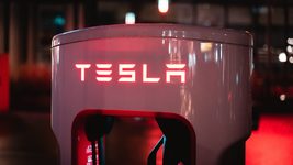 Tesla потеряла двух ключевых топ-менеджеров. Люди узнавали об увольнении по деактивированным пропускам