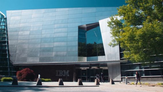 IBM увольняет отказавшихся вернуться с удалёнки, разгоняет отделы, заменяет людей на ИИ