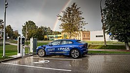 Проехались на «электричке» Jaguar за $130 000 по Балтике. Спойлер: здорово, но не так всё просто