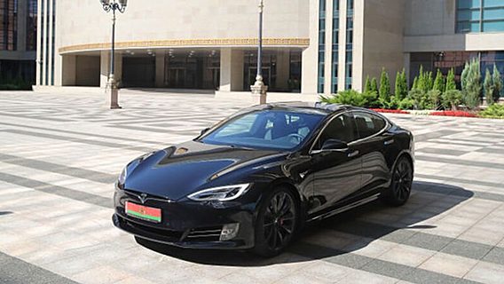 «Честно скажу, проехал 280 км/ч на Tesla». Лукашенко хочет производить электрокары в Беларуси 