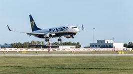 Беларуску не пустили на борт Ryanair с польским проездным документом. Потом ей выплатили 400 евро 