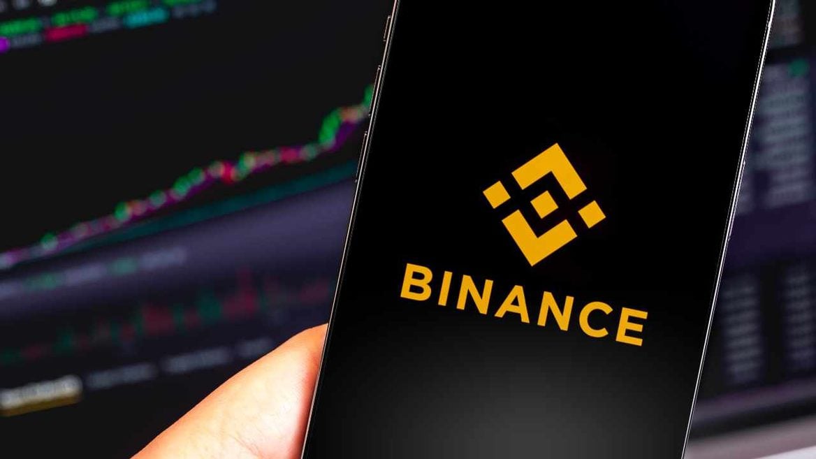 Binance выпустила эмодзи в виде свастики… прямо в день рождения Гитлера